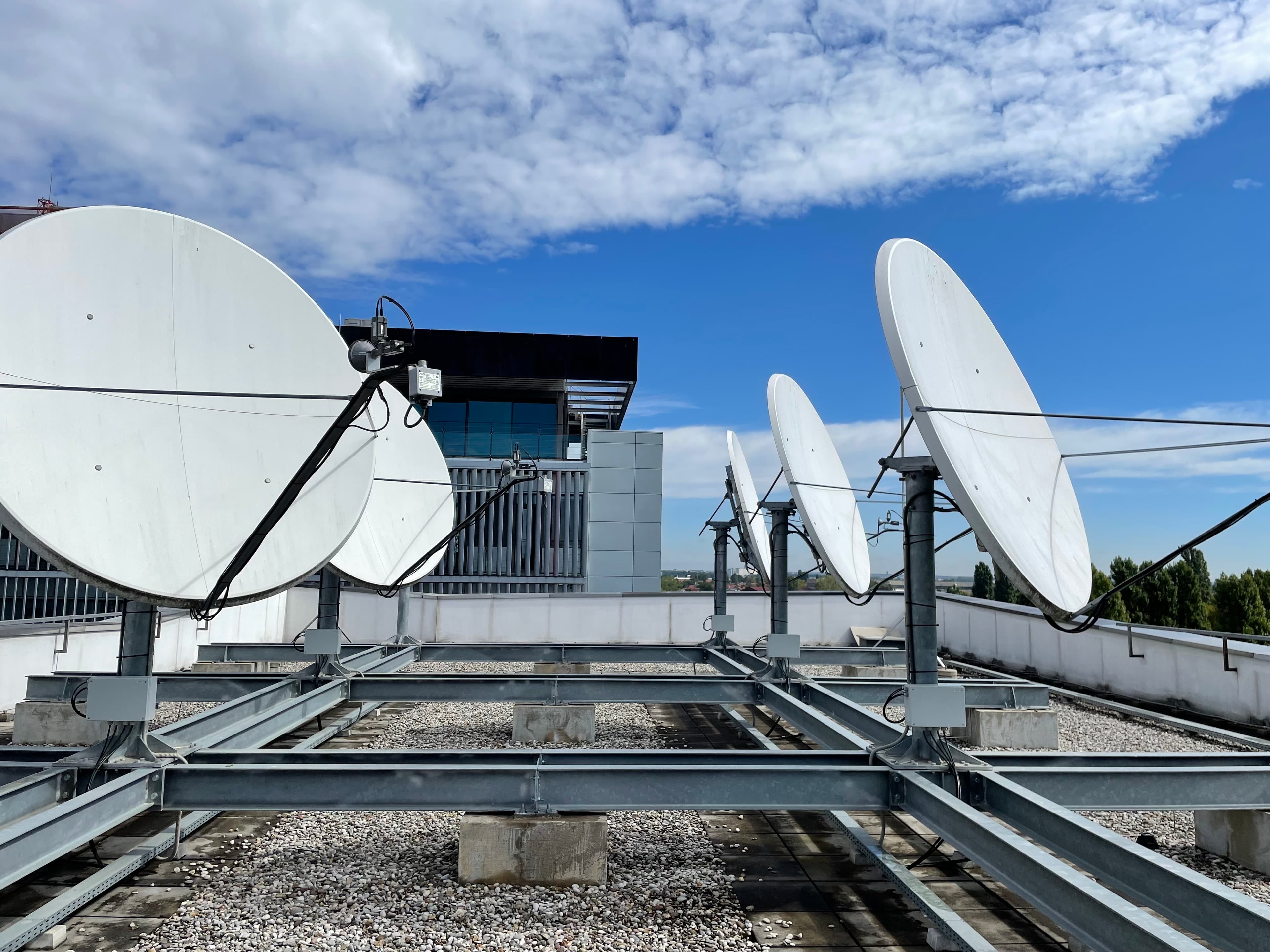 Uredno izvedena multimedijska instalacija